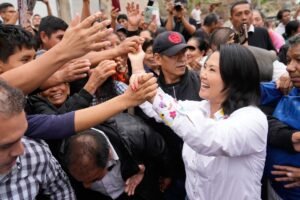 Fujimori and nationalist Sánchez virtually tied as vote count continues in Peru