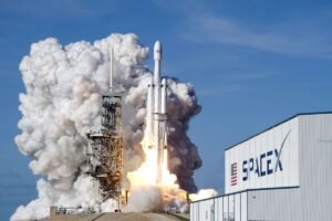 SpaceX wants regular investors to help its stock launch. Here's what to know before clicking 'buy'